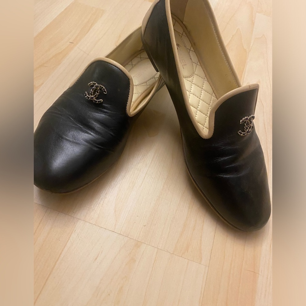Chanel Black and Cream Loafers with logo - Picture 12 of 16